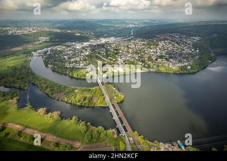 Vue aérienne, vue sur la ville Wetter avec pont ferroviaire et Obergrabenbrücke Friedrichstraße sur la Ruhr, Wetter, Ruhrgebiet, Nordrhein-Westfalen, G Banque D'Images