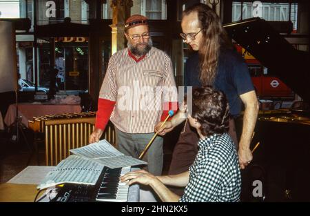 Terry Riley, musicien et compositeur américain, répète un documentaire télévisé à Londres, en Angleterre, en 1989. Banque D'Images