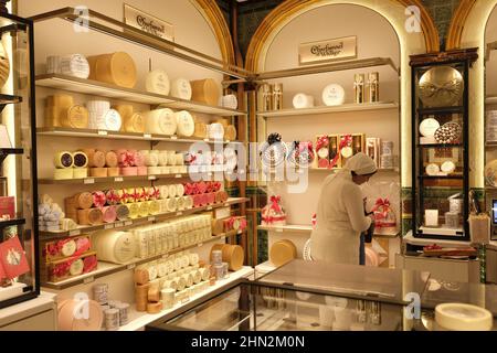 Londres, Royaume-Uni - novembre 2021 : truffes au chocolat de luxe Charbonnel et Walker à vendre à Harrods à Londres Banque D'Images