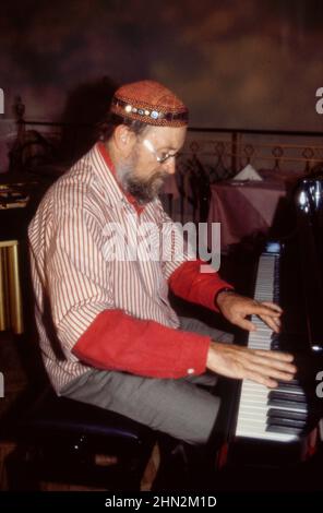 Terry Riley, musicien et compositeur américain, répète un documentaire télévisé à Londres, en Angleterre, en 1989. Banque D'Images