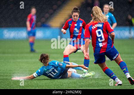 Bromley, Royaume-Uni. 13th févr. 2022. Hayes Lane, Bromley, Angleterre, février 13th 2022 Coral-Jade Haines (22 Crystal Palace) est fouillé par Harley Bennett (14 Lionesses de Londres) lors du match de championnat FA Womens entre Crystal Palace et London City Lionesses à Hayes Lane, Bromley, Angleterre, le 13th février 2022. Stephen Flynn/SPP crédit: SPP Sport Press photo. /Alamy Live News Banque D'Images