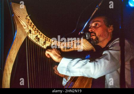 Le musicien et chanteur français Alan Stivell se présente au lieu de Londres en 1983. Banque D'Images