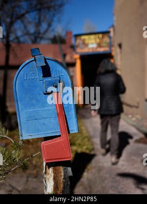 Une boîte aux lettres bleue à Santa Fe, Nouveau-Mexique. Banque D'Images