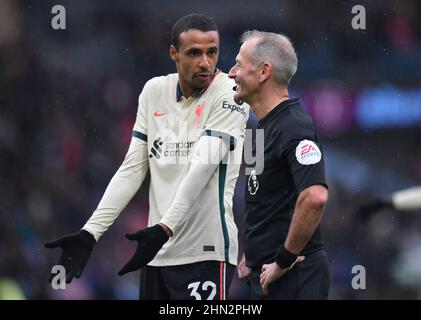 Burnley, Royaume-Uni. 13th févr. 2022. Joel Matip de Liverpool parle avec l'arbitre Martin Atkinson lors du match de la Premier League à Turf Moor, Burnley, Royaume-Uni. Date de la photo: Dimanche 13 février 2022. Crédit photo devrait se lire: Anthony Devlin crédit: Anthony Devlin/Alamy Live News Banque D'Images