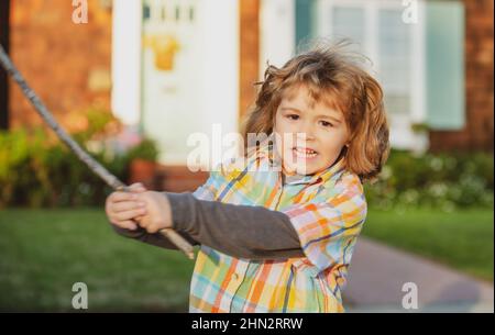 Agression d'enfant. Émotion négative des enfants. Garçon en colère avec bâton. Adaptation des enfants. Boux. Le concept d'intimidation. La dépression nerveuse. Banque D'Images