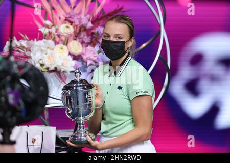 Saint-Pétersbourg, Russie. 13th févr. 2022. Anet Kontaveit d'Estonie pose avec le trophée lors de la cérémonie de remise des prix du tournoi de tennis WTA 500 du Trophée des dames de Saint-Pétersbourg 2022. (Photo de Maksim Konstantinov/SOPA Images/Sipa USA) crédit: SIPA USA/Alay Live News Banque D'Images