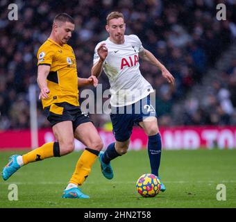 LONDRES, ANGLETERRE - FÉVRIER 13 : Leander Dendoncker de Wolverhampton Wanderers et Dejan Kulusevski de Tottenham Hotspur en action pendant le Premier ministre le Banque D'Images