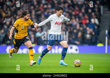 LONDRES, ANGLETERRE - FÉVRIER 13 : le fils Heung-min de Tottenham Hotspur et Ruben Neves de Wolverhampton Wanderers en action pendant le match de la Premier League Banque D'Images