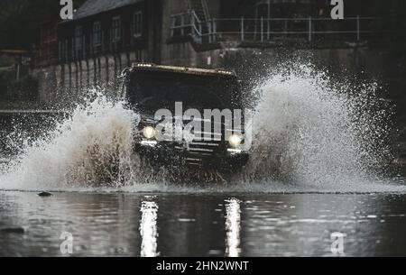 Jeep en plein air. Concept de voyage avec grande voiture 4x4. Tout-terrain sur route de montagne. La voiture de course de dragsters brûle le caoutchouc. Extrême. Voiture tout-terrain. Route Banque D'Images