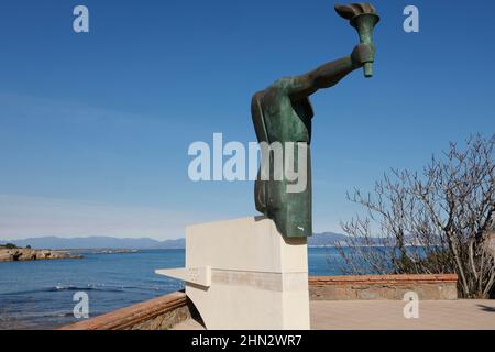 Sculpture en bronze commémorant l'arrivée de la flamme olympique de Barcelone en 1992 à Empuries, Gérone, Espagne. Banque D'Images