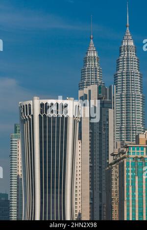 Kuala Lumpur, Malaisie - gros plan des tours Petronas en arrière-plan, en plein jour et dans le ciel bleu. Banque D'Images