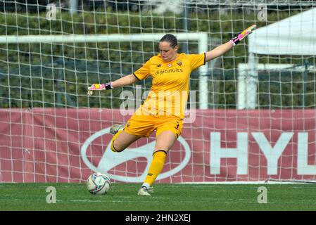 Rome, Italie. 13th févr. 2022. Emma Lind (AS Roma Women) lors de la finale du quart de football italien - coupe italienne des femmes 2021/2022 match entre AS Roma Women contre FC Como Women au stade Tre Fontane le 13 février 2022. Crédit : Agence photo indépendante/Alamy Live News Banque D'Images