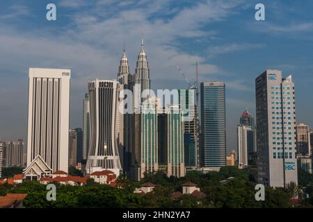 Kuala Lumpur, Malaisie - gros plan sur les gratte-ciel de Kuala Lumpur avec Twin Towers ou Petronas Towers en arrière-plan Banque D'Images