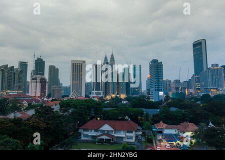 Kuala Lumpur, Malaisie - gros plan sur les gratte-ciel de Kuala Lumpur avec Twin Towers ou Petronas Towers en arrière-plan Banque D'Images