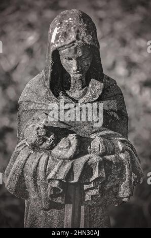 Une statue de la Vierge Marie tenant le bébé Jésus est photographiée au cimetière de Dauphin Island, le 9 février 2022, à Dauphin Island, Alabama. Banque D'Images