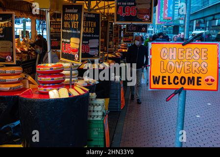 Les gens magasinent dans une fromagerie sur un marché à Haarlem Schalkwijk, pays-Bas, le 19 janvier 2022 Banque D'Images