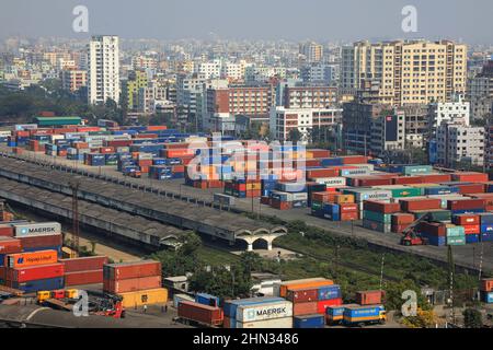 Dhaka, Bangladesh. 13th févr. 2022. (NOTE DE LA RÉDACTION: Image prise avec drone) conteneurs vus au dépôt de conteneurs intérieur (CIM) à Kamalapur, Dhaka. Crédit : SOPA Images Limited/Alamy Live News Banque D'Images