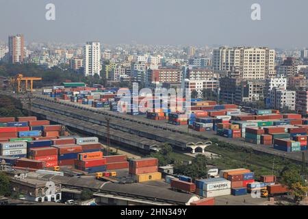 Dhaka, Bangladesh. 13th févr. 2022. (NOTE DE LA RÉDACTION: Image prise avec drone) conteneurs vus au dépôt de conteneurs intérieur (CIM) à Kamalapur, Dhaka. (Photo de MD Manik/SOPA Images/Sipa USA) crédit: SIPA USA/Alay Live News Banque D'Images