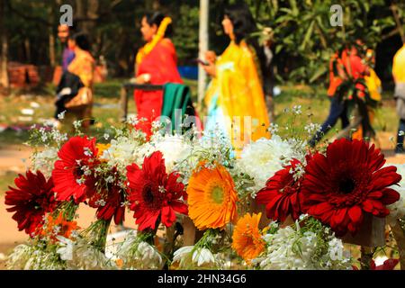 Dhaka, Bangladesh. 13th févr. 2022. Fleurs en vente à l'Université de Dhaka à Dhaka. Crédit : SOPA Images Limited/Alamy Live News Banque D'Images