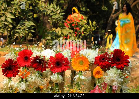 Dhaka, Bangladesh. 13th févr. 2022. Fleurs en vente à l'Université de Dhaka à Dhaka. Crédit : SOPA Images Limited/Alamy Live News Banque D'Images