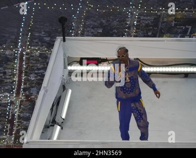 Los Angeles, États-Unis. 13th févr. 2022. Snoop Dogg se produit au cours du salon Pepsi Super Bowl LVI Halftime au SOFI Stadium de Los Angeles le dimanche 13 février 2022. Photo de Jon SooHoo/UPI crédit: UPI/Alay Live News Banque D'Images