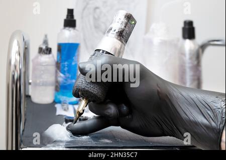 Gros plan sur les outils et le lieu de travail des tatouages. Photo de haute qualité. Banque D'Images