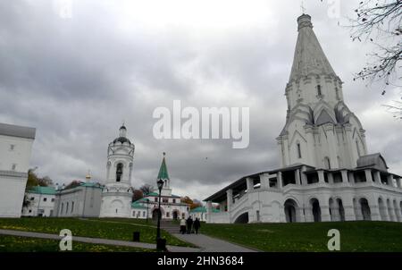 Eglise de l'Ascension à Kolomenskoye, monument architectural du 16th siècle, sur fond de ciel nuageux, Moscou, Russie Banque D'Images