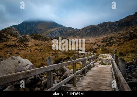 un pont qui mène vers le haut d'une montagne galloise Banque D'Images