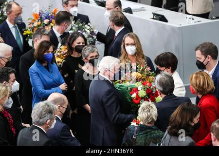Berlin, Allemagne. 13th févr. 2022. Frank-Walter Steinmeier (C) est félicité après sa réélection à la présidence de la République fédérale d'Allemagne lors de la Convention fédérale de 17th à Berlin, capitale de l'Allemagne, le 13 février 2022. Steinmeier a été réélu président allemand dimanche. Credit: Shan Yuqi/Xinhua/Alay Live News Banque D'Images