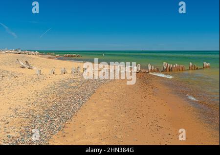 Détérioration des postes de quai sur une rive Lonely à Whitefish point sur le lac supérieur au Michigan Banque D'Images