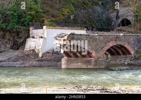 Dégâts causés par les inondations à Ahrtal et Eifel. Reconstruction après nettoyage. Zerstörte Ahrtalbahn-und Fussgängerbrücke Mayschoss, Allemagne Banque D'Images