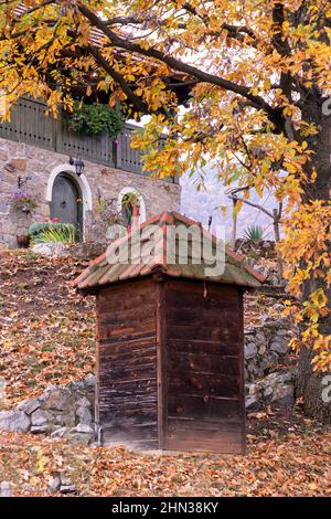 Ancienne terrasse en bois, toilettes portables à la campagne Banque D'Images