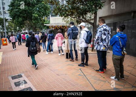 Hong Kong, Chine. 9th févr. 2022. Les résidents de Hong Kong font la queue pour leur test COVID-19 à Kornhill. Avec la variante Omicron qui traverse la stratégie de confinement « Zero COVID » de Hong Kong, des dizaines de milliers de Hongkongs ont mis en file d'attente ces derniers jours pour être testés, dont beaucoup sont soumis aux avis de contrôle obligatoire émis par le Centre pour la protection de la santé. (Image de crédit : © Ben Marans/SOPA Images via ZUMA Press Wire) Banque D'Images