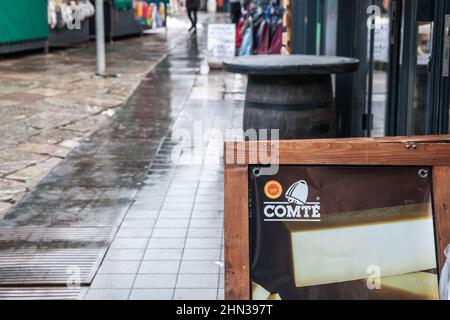 Photo d'un logo Comte devant un détaillant à Belgrade, Serbie. Comté est un fromage français fait à partir de lait de vache non pasteurisé dans le t de Franche-Comté Banque D'Images