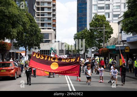 Sydney, Australie. 14 février 2022. Les supporters se sont réunis au parc TJ Hickey à Waterloo à l'occasion du dix-huitième anniversaire de la mort de Thomas ‘TJ’ Hickey. La mort du garçon aborigène de 17 ans a déclenché les émeutes de Redfern. Les manifestants accusent la police de sa mort. Ils ont défilé de TJ Hickey Park à côté du bloc de logement public de Waterloo où l'incident s'est produit au poste de police de Redfern et de retour au parc. Credit: Richard Milnes/Alamy Live News Banque D'Images