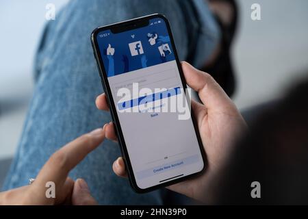 CHIANG MAI, THAÏLANDE, 14 FÉVRIER 2022 : logo de l'application Facebook sur les médias sociaux à la connexion, page d'inscription sur l'écran de l'application mobile sur les appareils intelligents iPhone Banque D'Images