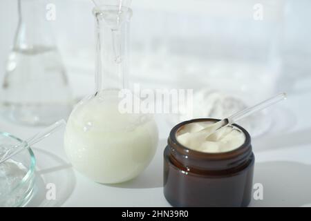 vaisselle de laboratoire et verrerie sur une table de laboratoire. fermentation, soin de la peau de beauté fermenté. contenant avec crème ou solution ou sérum pour traitement anti-âge Banque D'Images