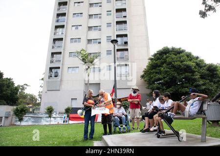 Sydney, Australie. 14 février 2022. Les supporters se sont réunis au parc TJ Hickey à Waterloo à l'occasion du dix-huitième anniversaire de la mort de Thomas ‘TJ’ Hickey. La mort du garçon aborigène de 17 ans a déclenché les émeutes de Redfern. Les manifestants accusent la police de sa mort. Ils ont défilé de TJ Hickey Park à côté du bloc de logement public de Waterloo où l'incident s'est produit au poste de police de Redfern et de retour au parc. Credit: Richard Milnes/Alamy Live News Banque D'Images