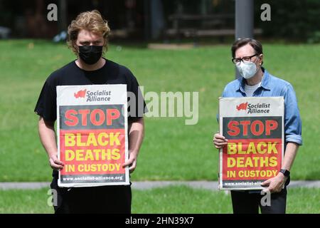 Sydney, Australie. 14 février 2022. Les supporters se sont réunis au parc TJ Hickey à Waterloo à l'occasion du dix-huitième anniversaire de la mort de Thomas ‘TJ’ Hickey. La mort du garçon aborigène de 17 ans a déclenché les émeutes de Redfern. Les manifestants accusent la police de sa mort. Ils ont défilé de TJ Hickey Park à côté du bloc de logement public de Waterloo où l'incident s'est produit au poste de police de Redfern et de retour au parc. Credit: Richard Milnes/Alamy Live News Banque D'Images