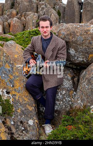 Eli Davies, jeune musicien de jazz et guitariste adolescent de Tasmanie, photographié au sommet du mont Wellington à Hobart Banque D'Images