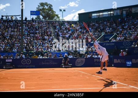 Buenos Aires, Argentine. 13th févr. 2022. Diego Schwartzman d'Argentine sert pendant le match de finale des hommes contre Casper Ruud de Norvège au Buenos Aires Lawn tennis Club. (Score final; Casper Ruud a gagné le match par 2 ensembles à 1) Credit: SOPA Images Limited/Alamy Live News Banque D'Images