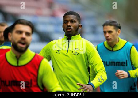 Daniel Kanu (au centre) de Charlton Athletic se réchauffe sur le terrain avant le match de la Sky Bet League One au DW Stadium, Wigan. Date de la photo: Samedi 12 février 2022. Banque D'Images