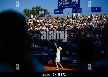 Buenos Aires, Argentine. 13th févr. 2022. Diego Schwartzman d'Argentine sert pendant le match de finale des hommes contre Casper Ruud de Norvège au Buenos Aires Lawn tennis Club. (Score final; Casper Ruud a gagné le match par 2 ensembles à 1) Credit: SOPA Images Limited/Alamy Live News Banque D'Images