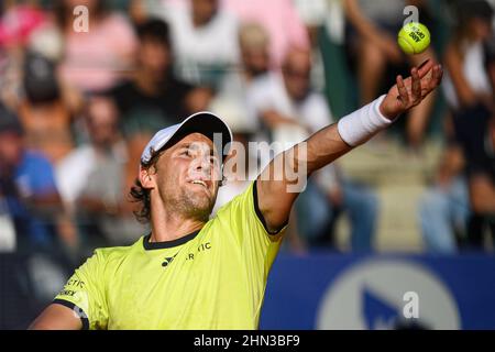 Buenos Aires, Argentine. 13th févr. 2022. Casper Ruud de Norvège sert pendant le match de finale des hommes contre Diego Schwartzman d'Argentine au Buenos Aires Lawn tennis Club. (Score final; Casper Ruud a gagné le match par 2 jeux à 1) (photo par Manuel Cortina/SOPA Images/Sipa USA) crédit: SIPA USA/Alay Live News Banque D'Images