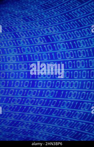 Illustration de l'exécution de codes binaires sur un fond bleu flou Banque D'Images