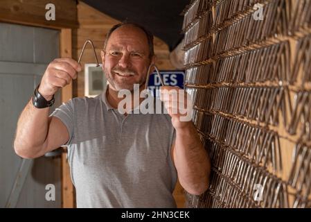 Luxembourg, Luxembourg. 09th févr. 2021. Dans sa grange d'entraînement, Georges Christen présente les clous de charpentier (7 mm), dont il a plié 2000 en 24 heures au tournant du millénaire. Le Luxembourgeois est l'un des hommes les plus forts du monde : il a 26 entrées dans le Livre Guinness des records. En quelques secondes, il déchire les répertoires téléphoniques ou les clous épais. (À dpa: Georges Christen: L'homme qui roule les PAN) Credit: Harald Tittel/dpa/Alay Live News Banque D'Images