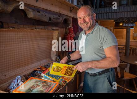 Luxembourg, Luxembourg. 09th févr. 2021. Georges Christen rummages un Livre Guinness des records de 1984 d'une valise de souvenirs dans sa grange d'entraînement. Le Luxembourgeois est l'un des hommes les plus forts du monde : il a 26 entrées dans le Livre Guinness des records. En quelques secondes, il déchire les livres de téléphone ou les ongles épais. (À dpa: Georges Christen: L'homme qui roule les PAN) Credit: Harald Tittel/dpa/Alay Live News Banque D'Images