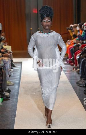 NEW YORK, NY - FÉVRIER 10 : un modèle marche sur la piste du Tia Adeola Fashion Show pendant NYFW : les spectacles du 10 février 2022 à New York. Banque D'Images