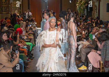 NEW YORK, NY - 10 FÉVRIER : les modèles marchent sur la piste du Tia Adeola Fashion Show pendant NYFW : les spectacles du 10 février 2022 à New York. Banque D'Images