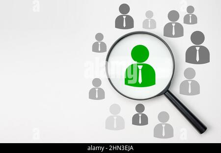 Recherche d'un nouveau membre de l'équipe. Un employeur de sexe masculin tenant la loupe à la main pour trouver le candidat au poste. Concept de recherche de personnes et de travailleurs. Recherchez vac Banque D'Images